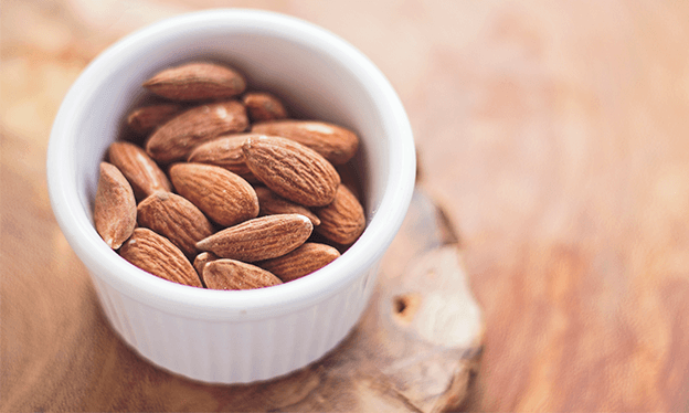 Alimentos_dañinos_para_perros_y_gatos_nueces_y_almendras.png
